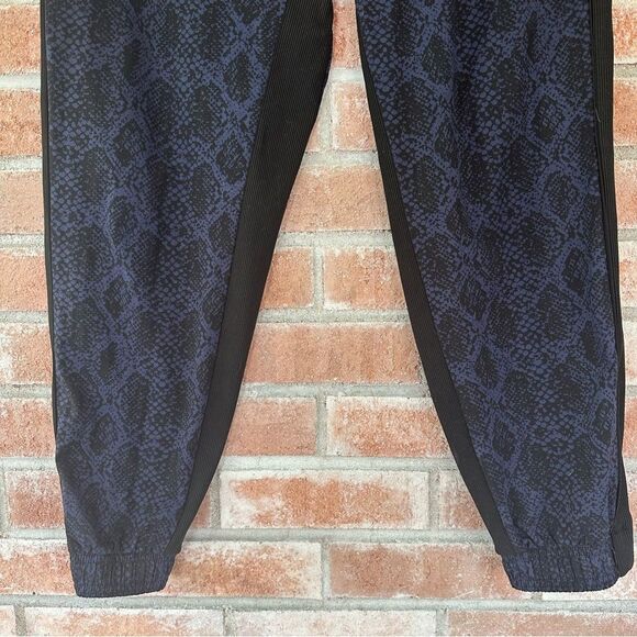 Athleta Brooklyn Jogger Pants Women’s 8 Blue Black Snakeskin Print - Picture 4 of 10